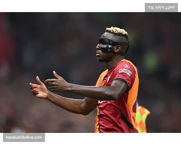 镜头记录：那不勒斯前锋奥斯梅恩前场追抢门将至角旗区，赢得全场掌声